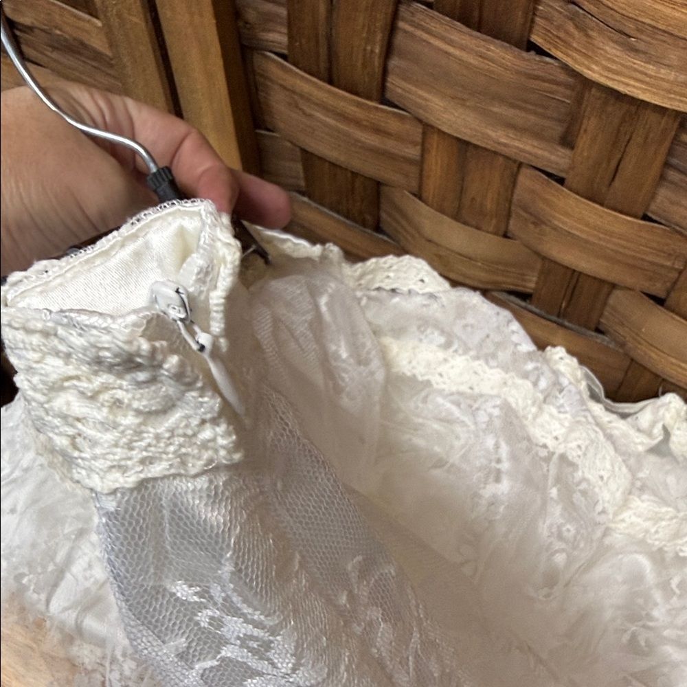 Elegant White Lace Skirt - Picture 3 of 6